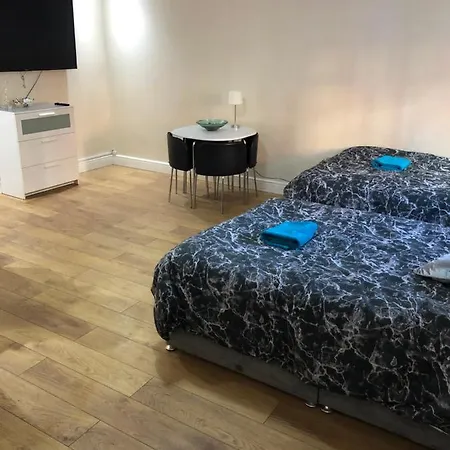 Big Room Rusholme With Tv And Private Bathroom-Parking&Wifi-3